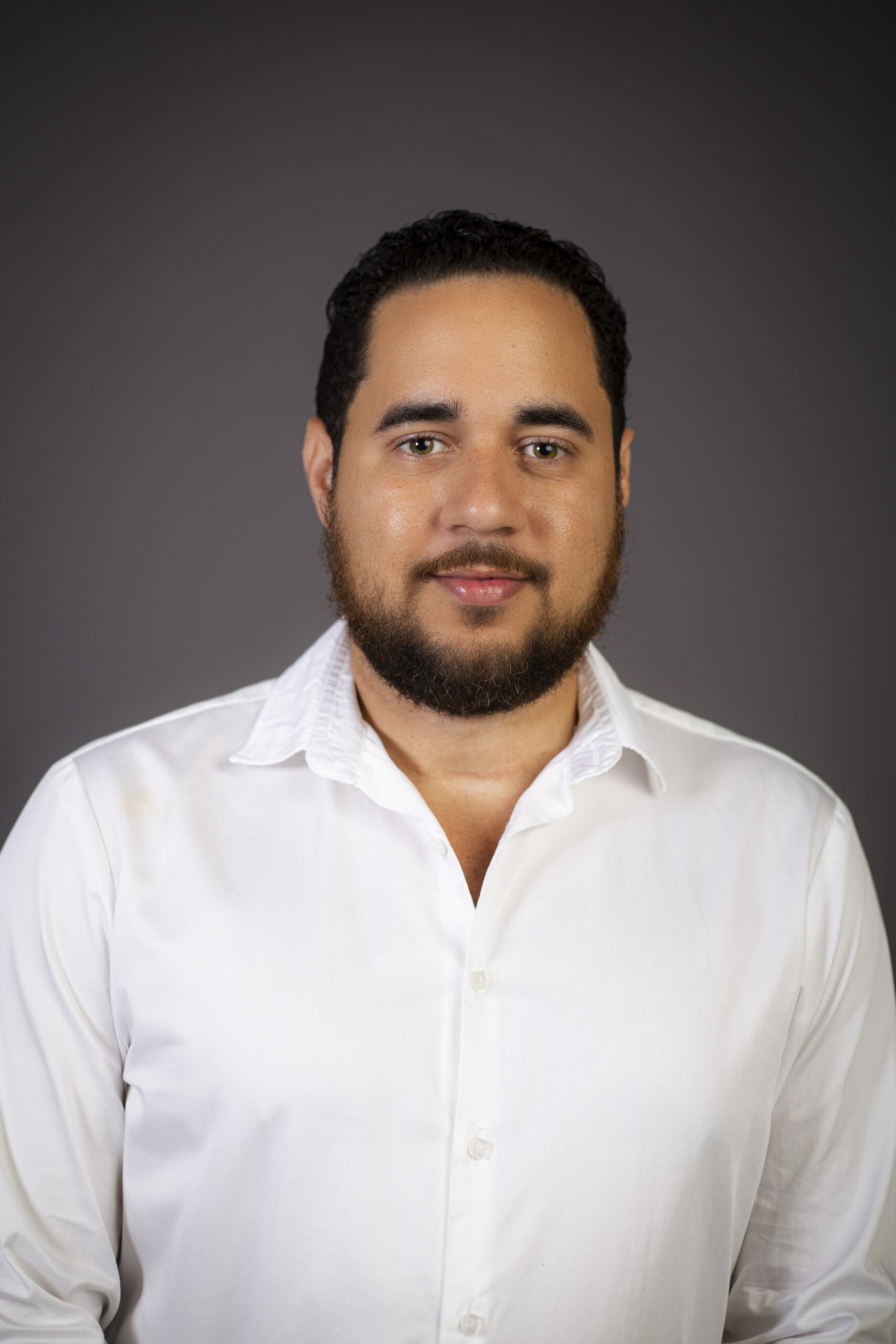 Retrato de Pedro Vital con camisa blanca