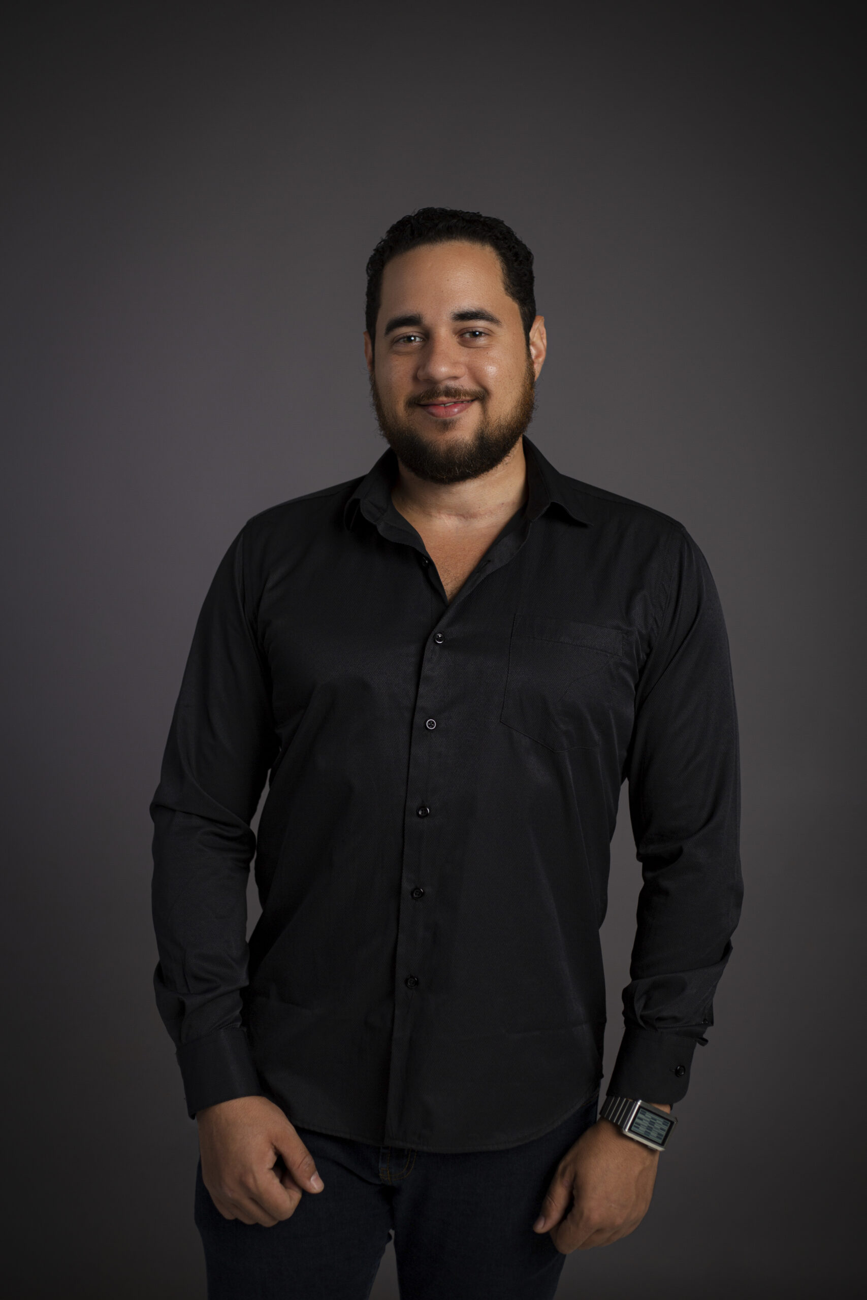 Retrato de estudio de Pedro Vital con camisa negra